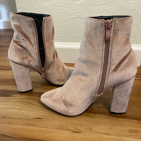 Light pink velvet heeled booties! Size 6.5 - Picture 1 of 4
